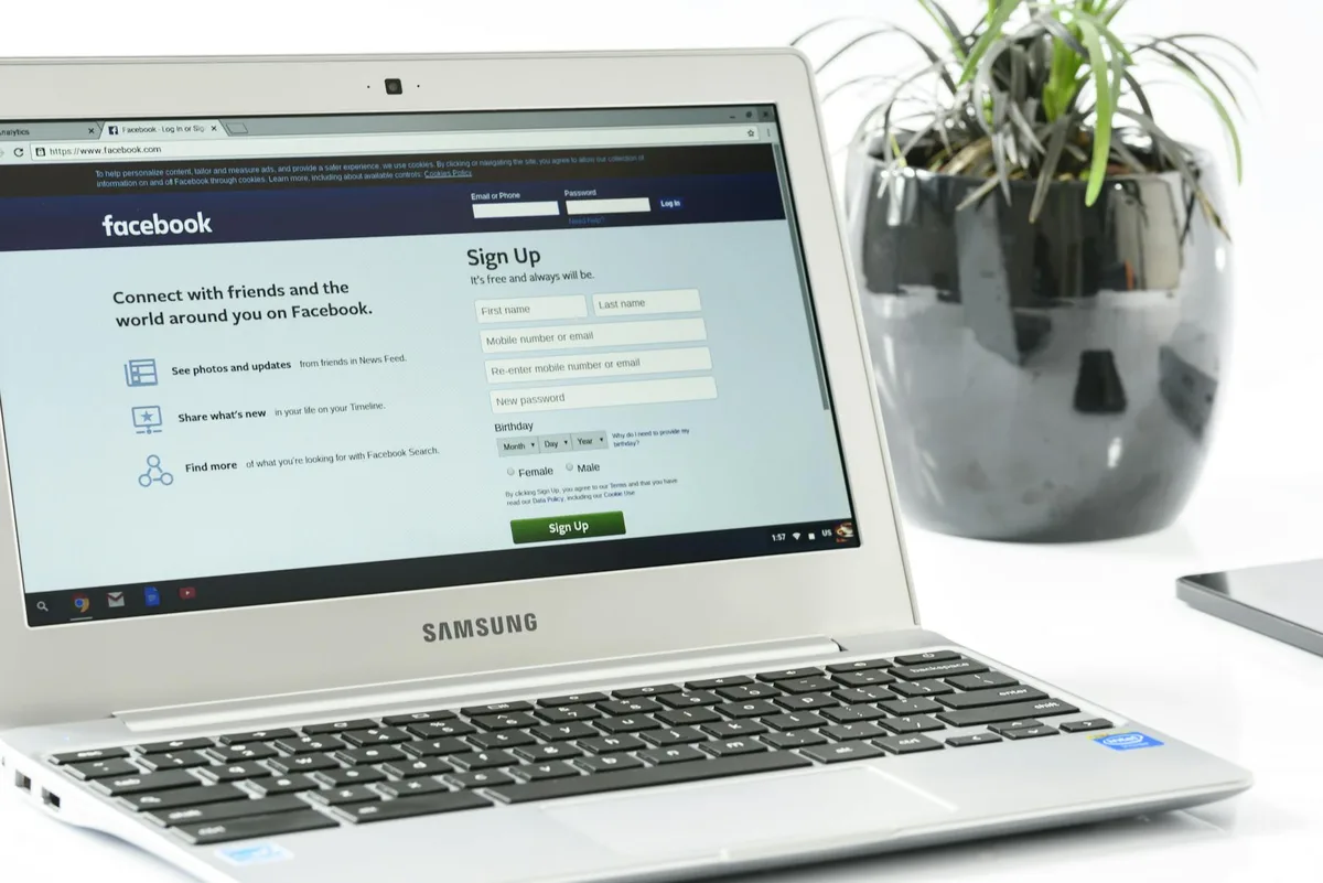 Squeeze page layout diagram: headline, subheadline, bullet benefits, email form, single CTA button — no navigation